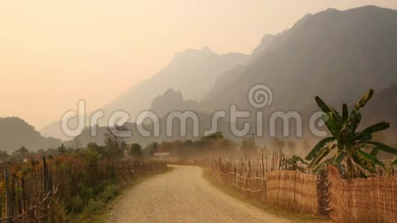 老挝王维昂石灰岩山地日落视频的预览图
