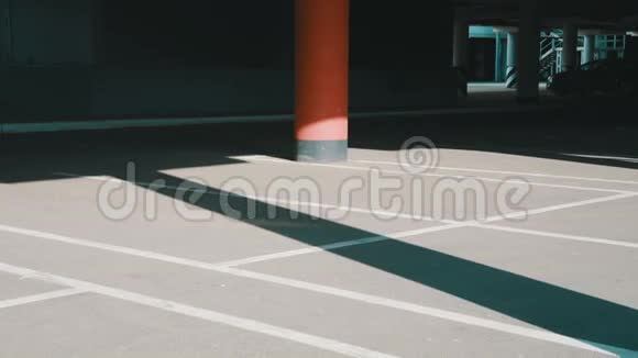 地下停车场视频的预览图