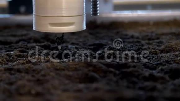 生产机器人在一个现代技术展览会上和机器人在土壤中播种视频的预览图