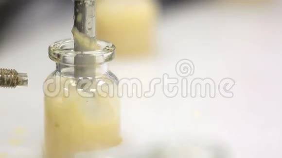 药理学制造中的玻璃瓶视频的预览图
