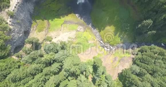 盐溪瀑布位于圣蒂亚姆山口视频的预览图