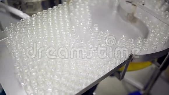 药理学制造中的玻璃瓶视频的预览图
