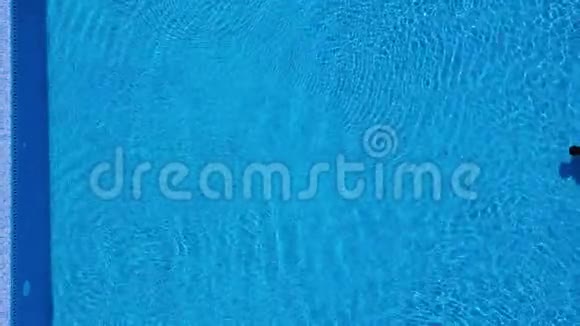 从顶部看当一个人在游泳池的水下游泳时视频的预览图