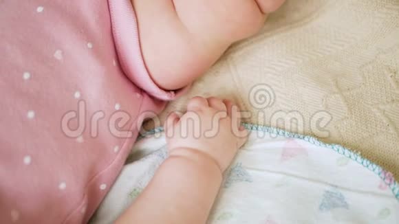 手宝宝躺在床上视频的预览图