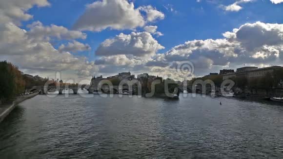 巴黎法国历史中心河景视频的预览图