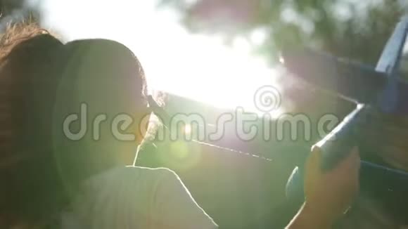 快乐的孩子在日落背景下带着玩具飞机跑步视频的预览图