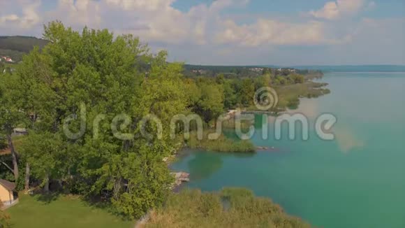 从匈牙利巴拉顿湖的空中无人机镜头视频的预览图