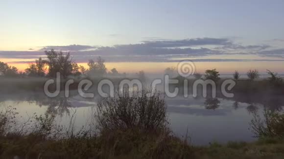 日出时的鸟瞰河流飞越晨雾的河流视频的预览图