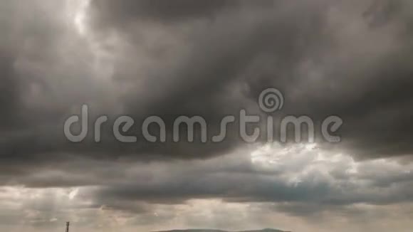 加利利山脉拿撒勒风景在阳光明媚的日子里美丽的云彩从以色列的田野上掠过视频的预览图