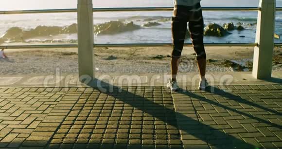 女人在海滩上锻炼4K视频的预览图