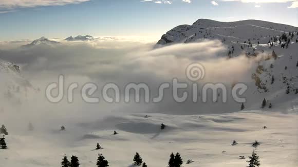 滑雪场的山顶正从低雾中突出出来视频的预览图