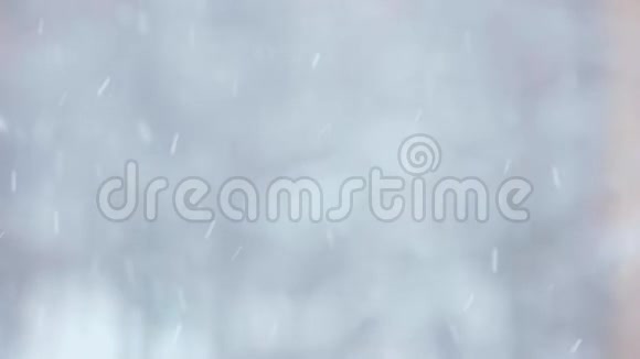 冬天模糊的雪背景视频的预览图