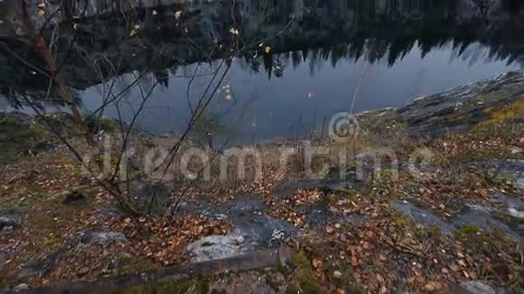 美丽的湖景与翡翠山被悬崖环绕这里没有人水中的森林倒影视频的预览图