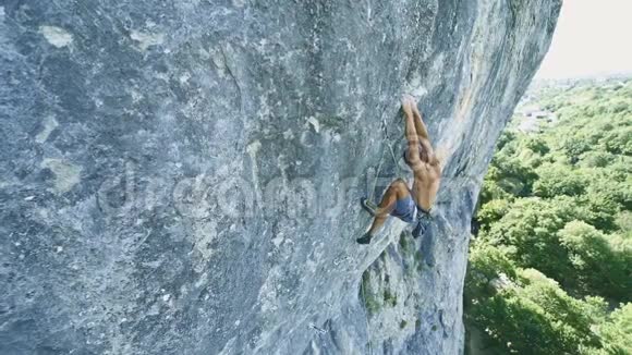 攀登石灰石悬崖的攀岩者视频的预览图