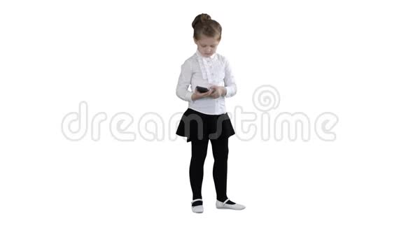 带手机的快乐女孩孤立在白色背景上视频的预览图