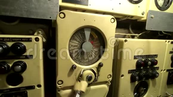 一艘旧潜艇的内部视频的预览图