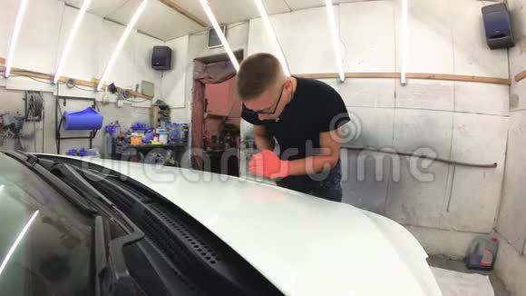 年轻人在车库里修理汽车视频的预览图