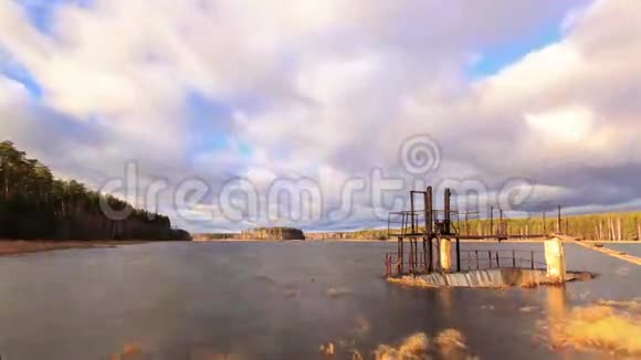 云层背景上的水坝时间流逝视频的预览图