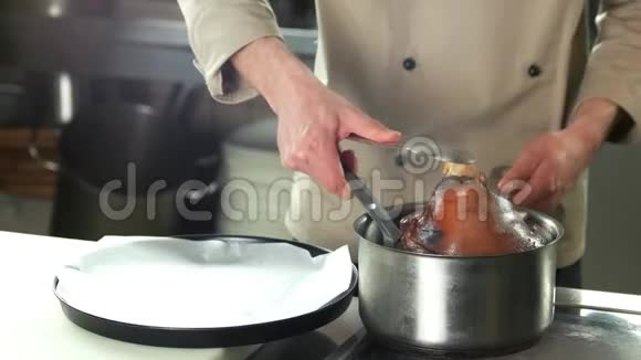 厨师烹饪食物红烧猪肉视频的预览图