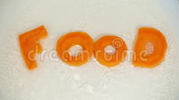 单词食物是由胡萝卜雕刻而成的字母视频的预览图