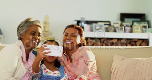 幸福家庭使用4k客厅的智能手机视频的预览图