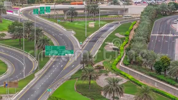 在迪拜码头附近的SheikhZayed路和迪拜JLT时间推移的高空俯视交叉口视频的预览图