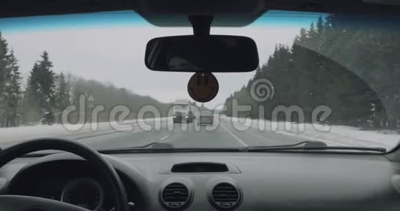 开车时从车上看视频的预览图
