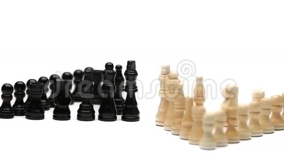 白色棋子摆在黑色棋子面前视频的预览图