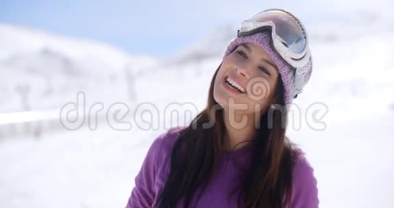 在冬天雪地里摆姿势的漂亮年轻女子视频的预览图
