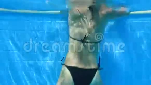 女人在蓝色的游泳池里游泳视频的预览图
