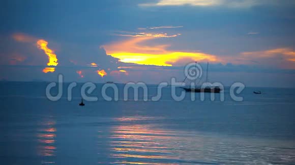 船帆在美丽的日落背景上视频的预览图