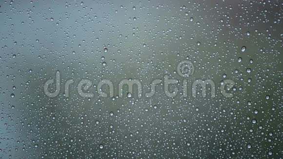 雨点从房间的玻璃窗上滑下来视频的预览图