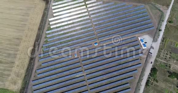 一座太阳能发电厂的全景图一排排太阳能电池板太阳能电池板顶部视图到太阳能发电厂的空中视图视频的预览图