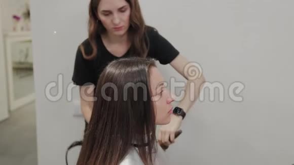 女理发师用吹风机给客户理发视频的预览图