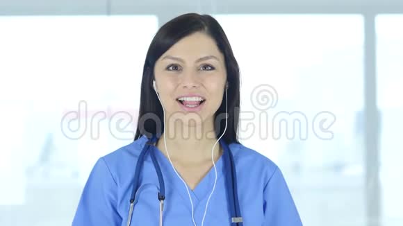 微笑积极医生在诊所的画像视频的预览图