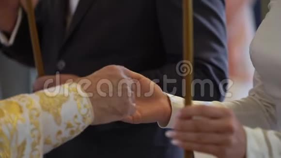 在教堂举行婚礼视频的预览图