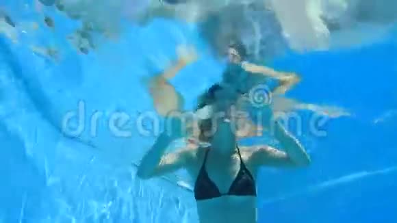 女人在蓝色的游泳池里游泳视频的预览图