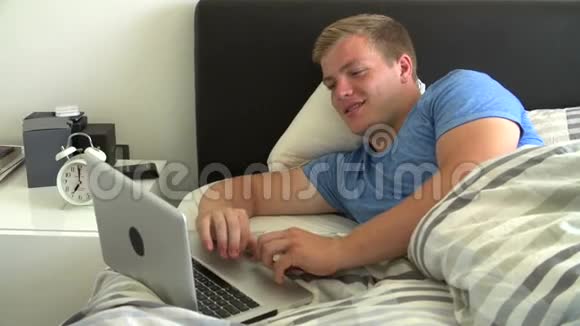青少年用手提电脑躺在床上视频的预览图
