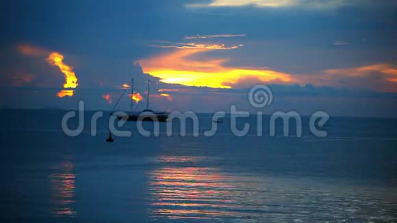 船帆在美丽的日落背景上视频的预览图