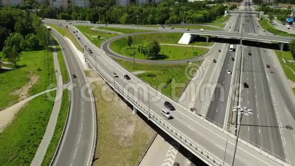 俄罗斯莫斯科公路交叉口的俯视图视频的预览图