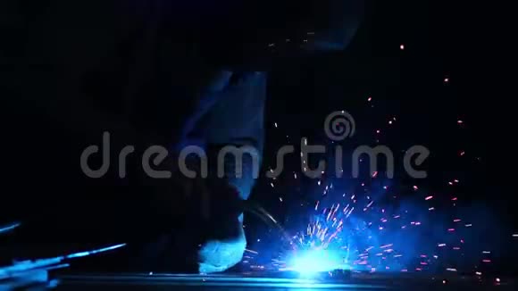 工厂的近距离工人焊接工业工厂的工人焊接视频的预览图
