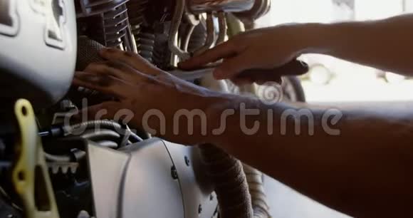 男技工在修理厂修理摩托车4k视频的预览图