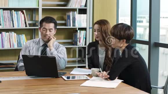 亚洲企业高管在办公室开会视频的预览图