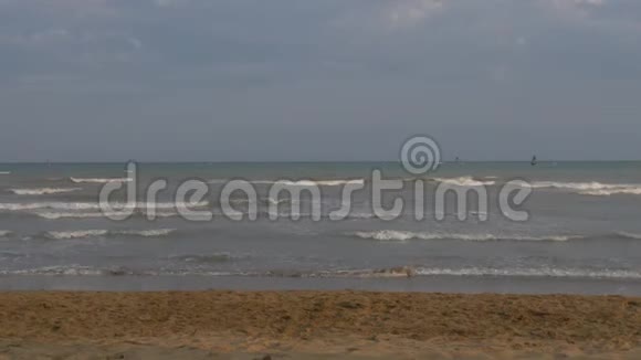 沙滩上的运动少年在海天一色的背景下跳跃视频的预览图
