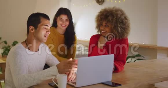 千禧一代成年朋友在家一起社交视频的预览图