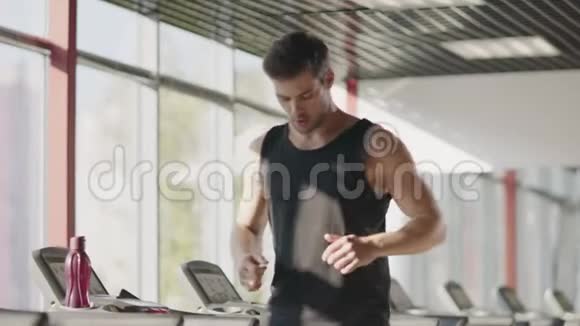 健身俱乐部的健身员在跑步机上跑步视频的预览图