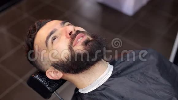 理发店里留着胡子的帅哥视频的预览图