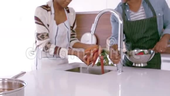 带围裙洗菜的情侣视频的预览图