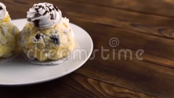 自制甜点加梅林果李子和黄油霜视频的预览图