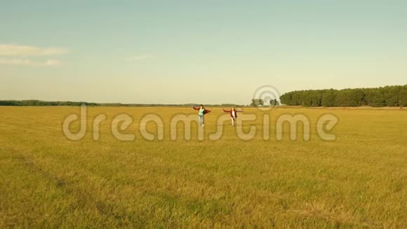 梦想飞翔快乐童年理念两个女孩在日落时玩玩具飞机太阳背景下的孩子们视频的预览图